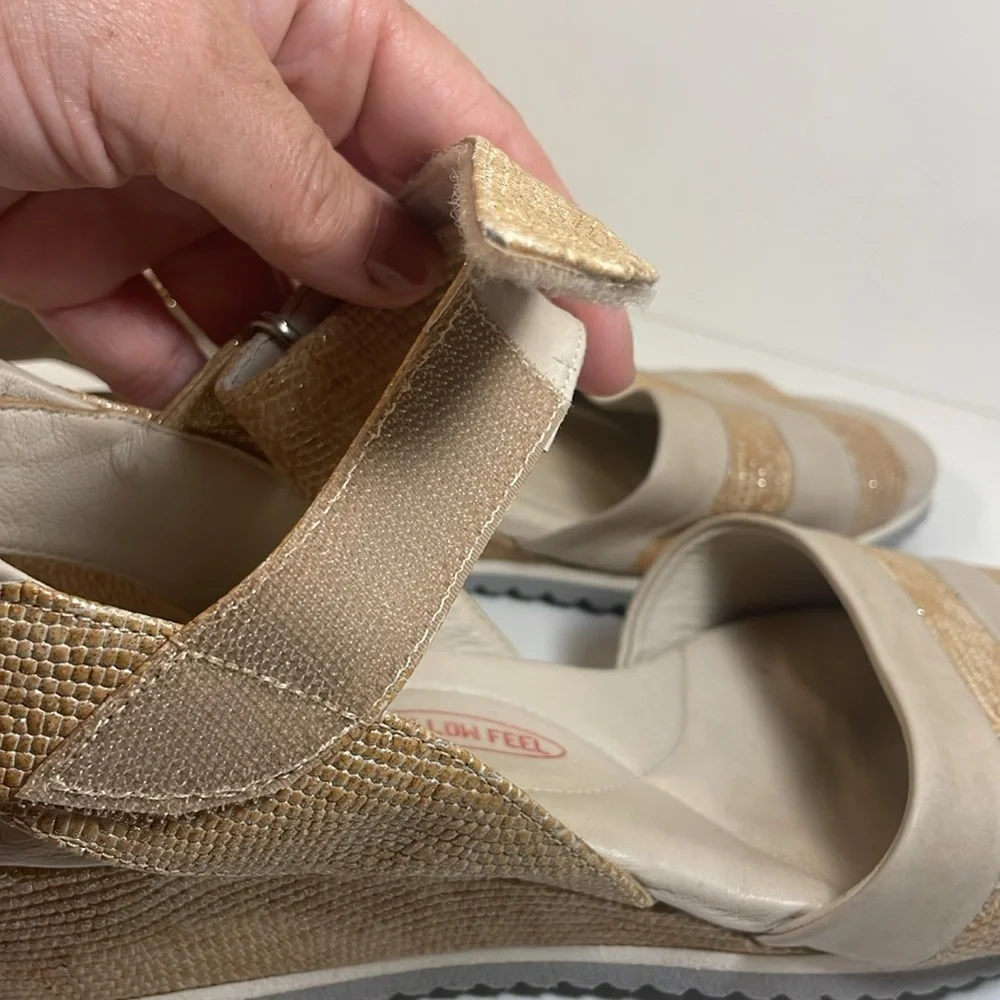 Amalfi by Rangoni Cream & Gold Leather Wedge Sandal Made in Italy Size 9 N EUC
